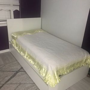 Yellow Twin Size Quilt with Skirt